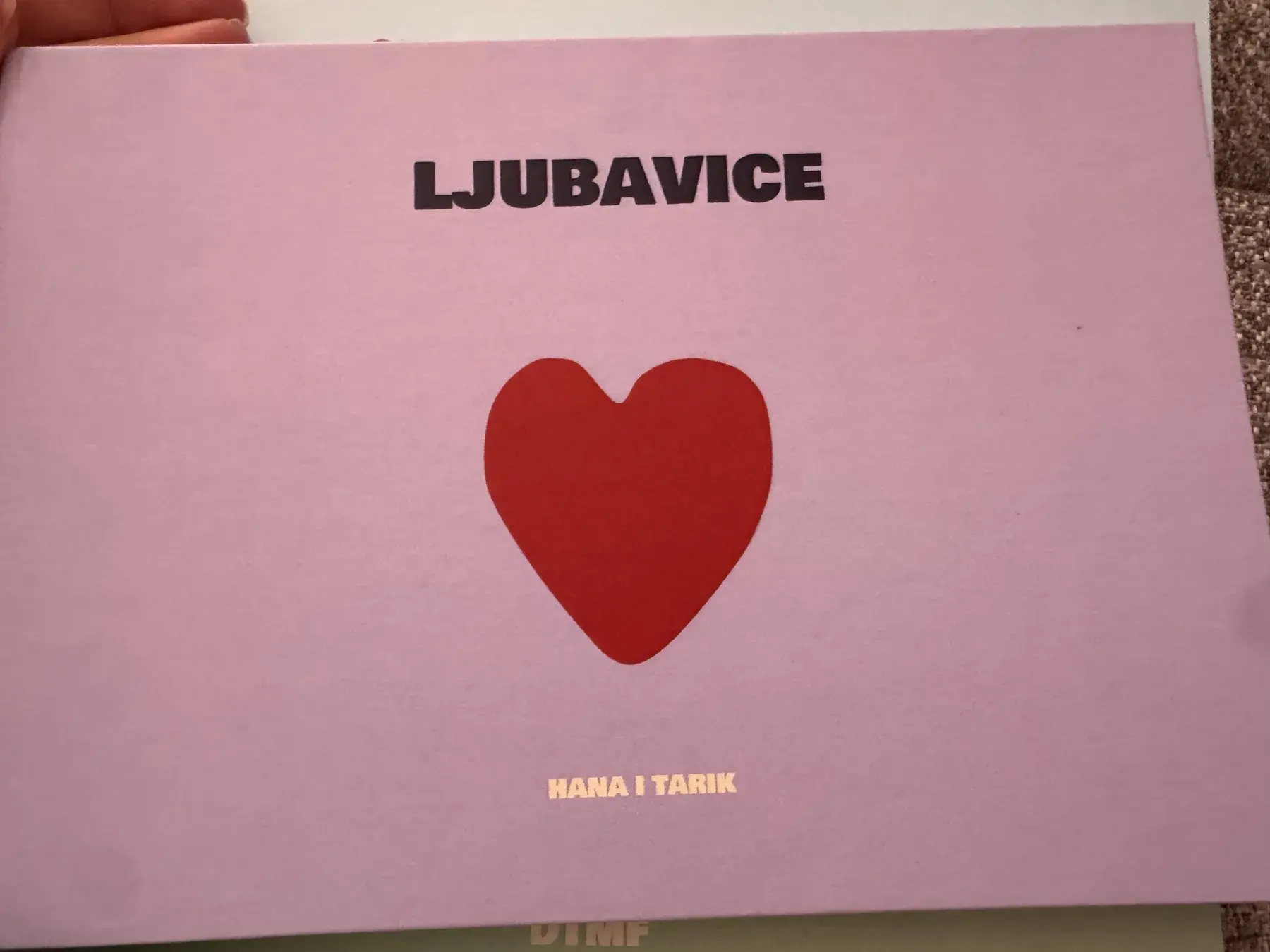 Stvarni ružičasti ljubavni foto album sa crvenim srcem