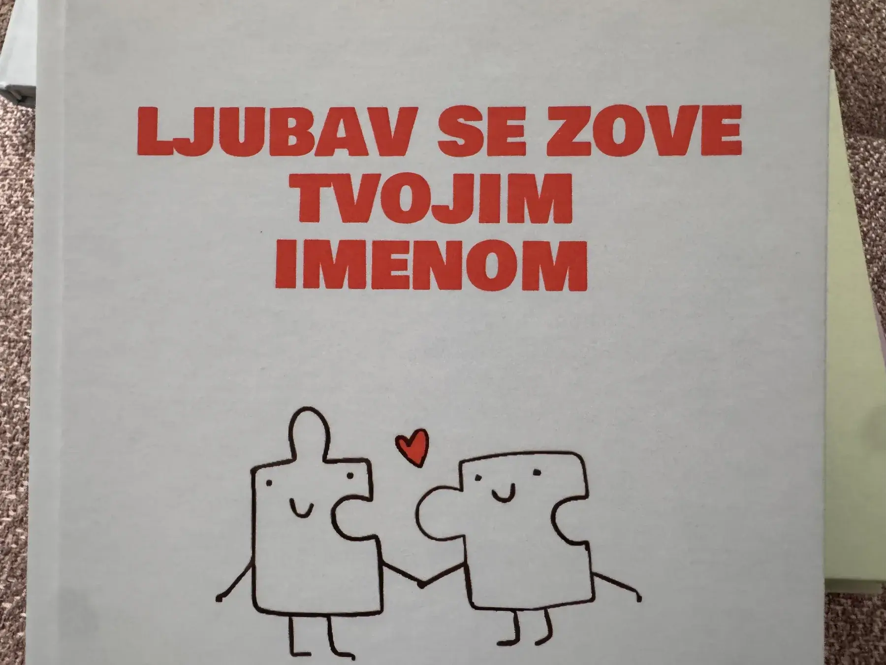 Svijetli personalizovani foto album sa crvenim natpisom Ljubav se zove tvojim imenom