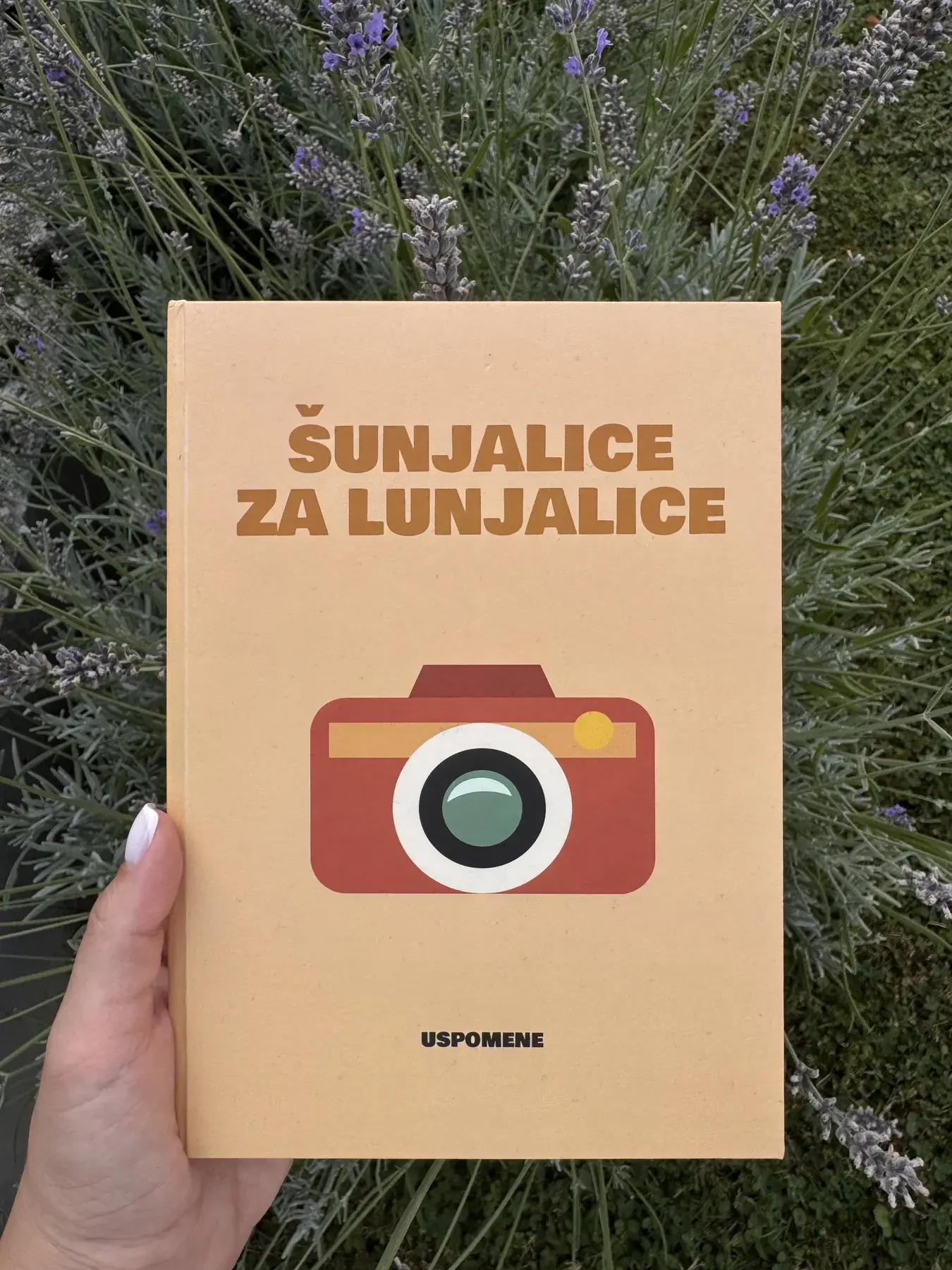 Stvarni personalizovani Lunjalica foto album snimljen na travi i ukrašen motivom fotoaparata