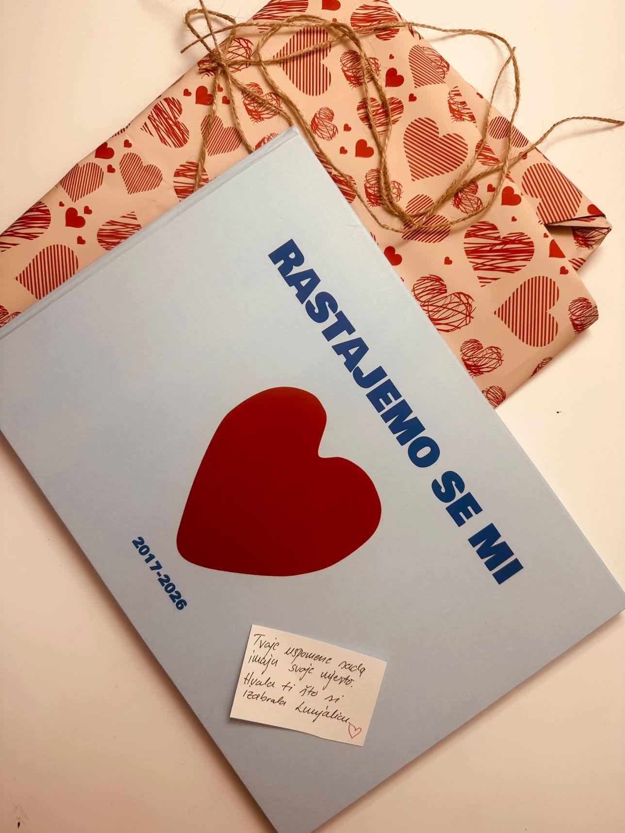 Plavi personalizovani foto album Rastajemo se mi uz poklon-papir sa srcima