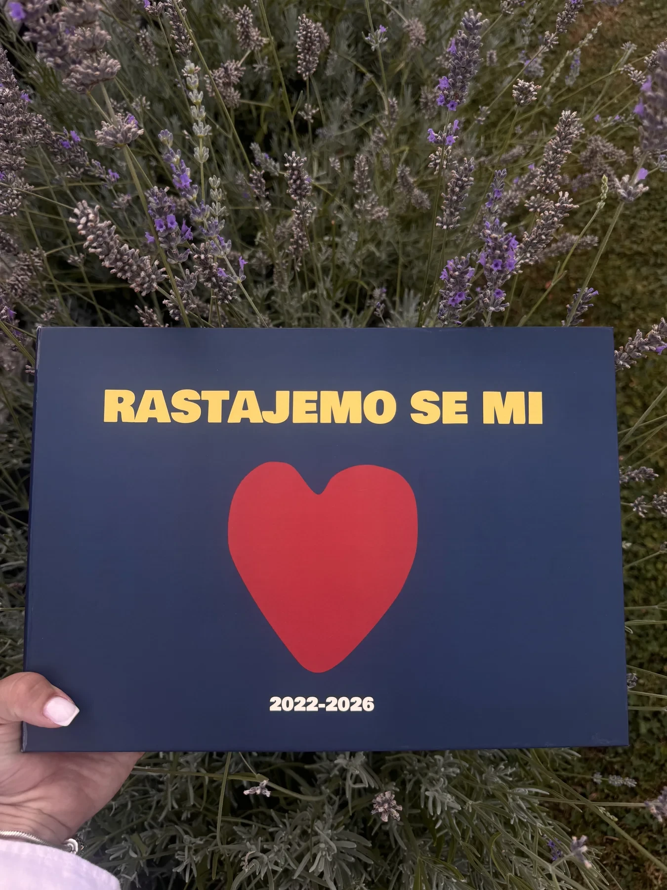 Stvarni tamnoplavi personalizovani foto album sa crvenim srcem